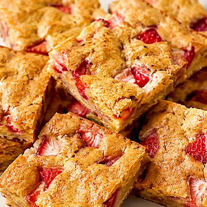 STRAWBERRY BLONDIE SQUARES