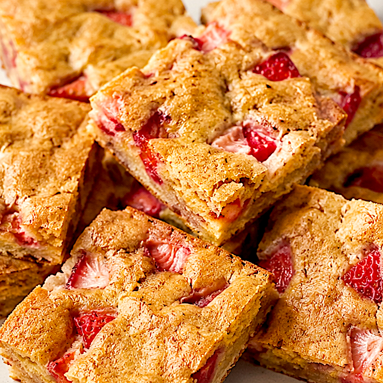 STRAWBERRY BLONDIE SQUARES